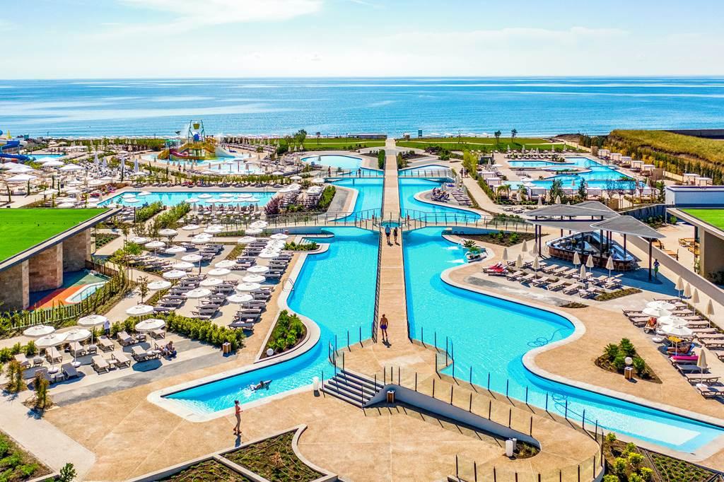 Luxury swimming pool and clubhouse at Wave Amore